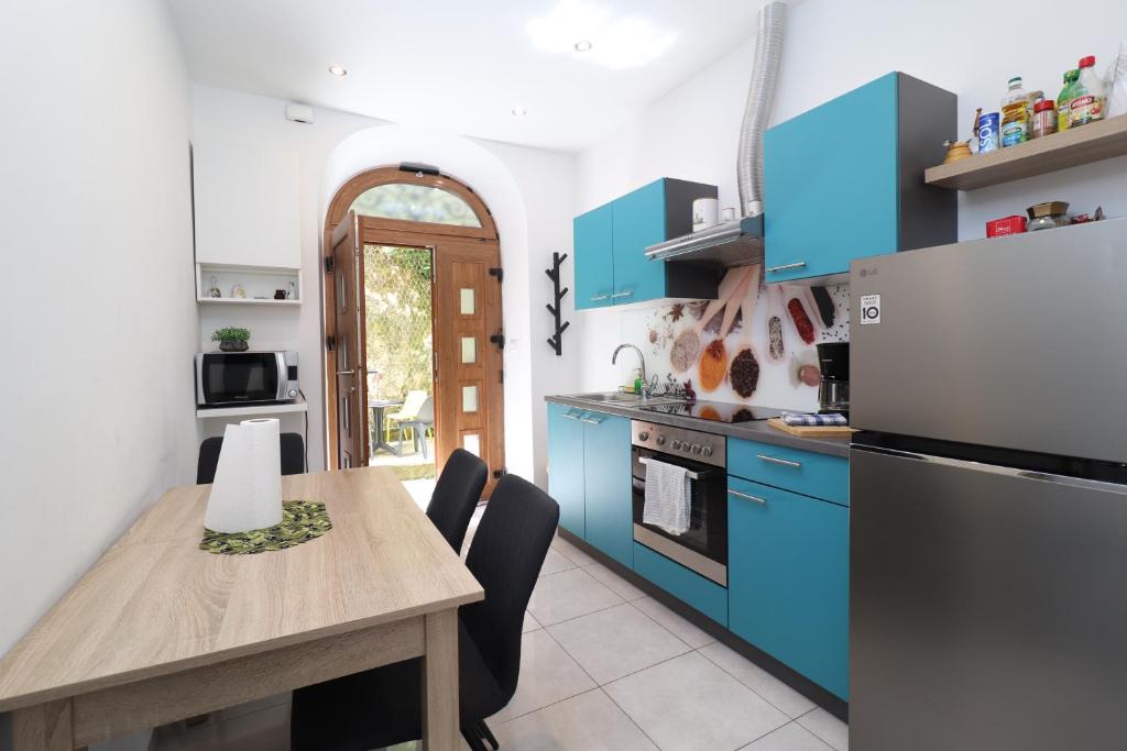 Apartment Kaza in center, with terrace, private parking, step to the sea
