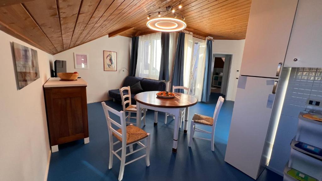 a small kitchen and dining room with a table and chairs at Mar Dolomiti Suite by Ca-Sa Check in San Michele