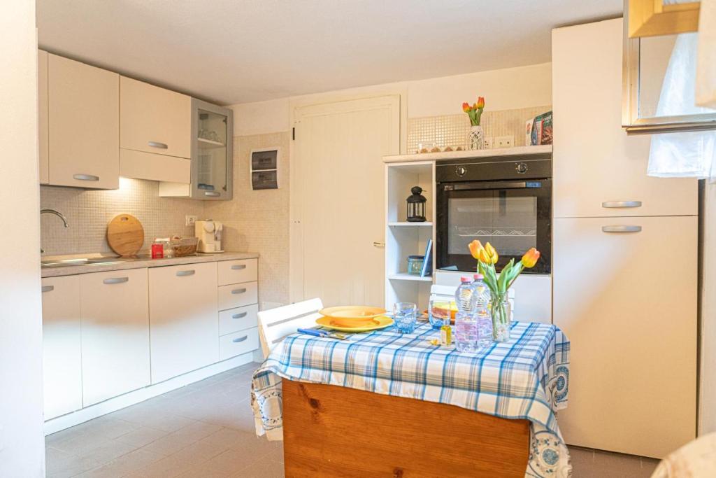 a kitchen with a table with flowers on it at La Casina Del Campese in Campese