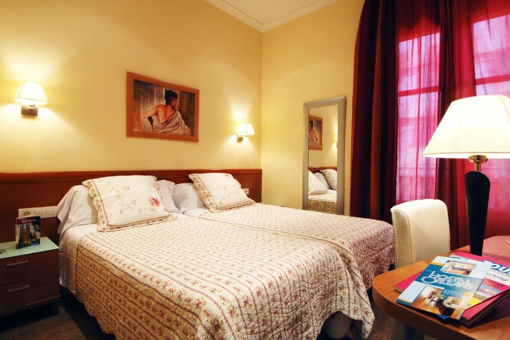 Tempat tidur dalam kamar di Hostal Orleans