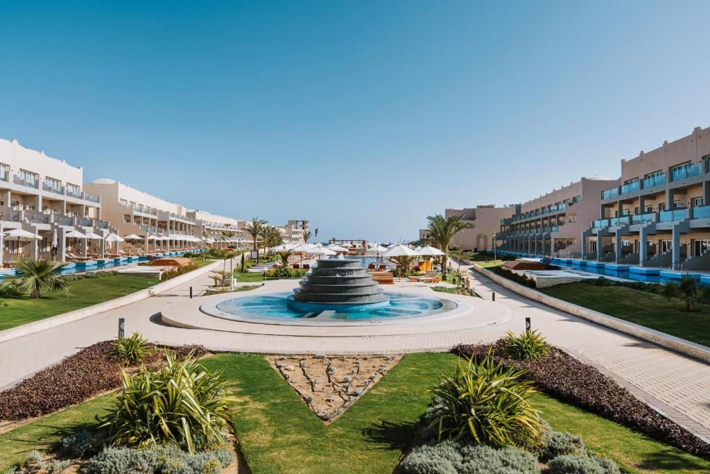 a large fountain in the middle of a courtyard at Diamond Beach By Pearl Resort in Quseir
