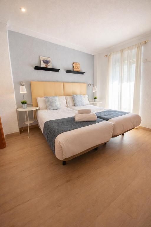 a bedroom with a large bed in a room at APN Hatabin in Granada