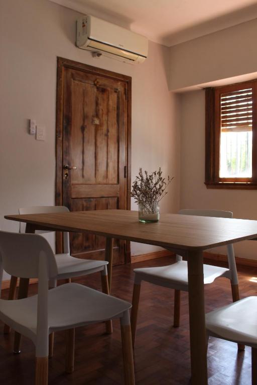 a dining room with a wooden table and chairs at Casa Morotï - Casa de dos habitaciones en la Costanera de Corrientes in Corrientes