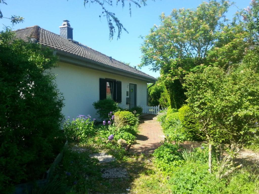 a house with a garden in front of it at Ferienhuus Wietkieker in Nordstrand