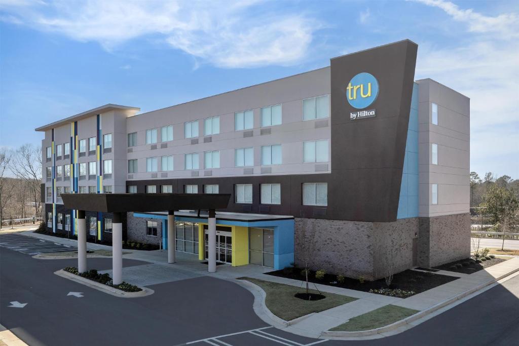 a rendering of the front of a tru hotel at Tru By Hilton Stockbridge in Stockbridge