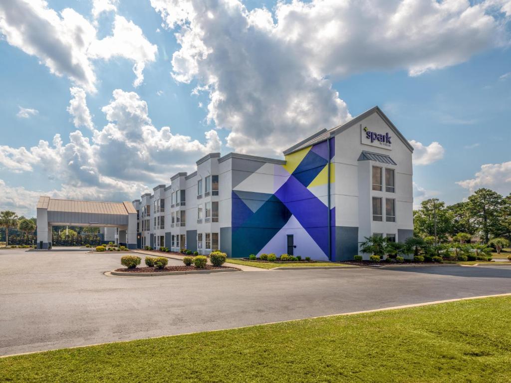 a hotel with a mural on the side of a building at Spark By Hilton Florence North I-95, Sc in Florence