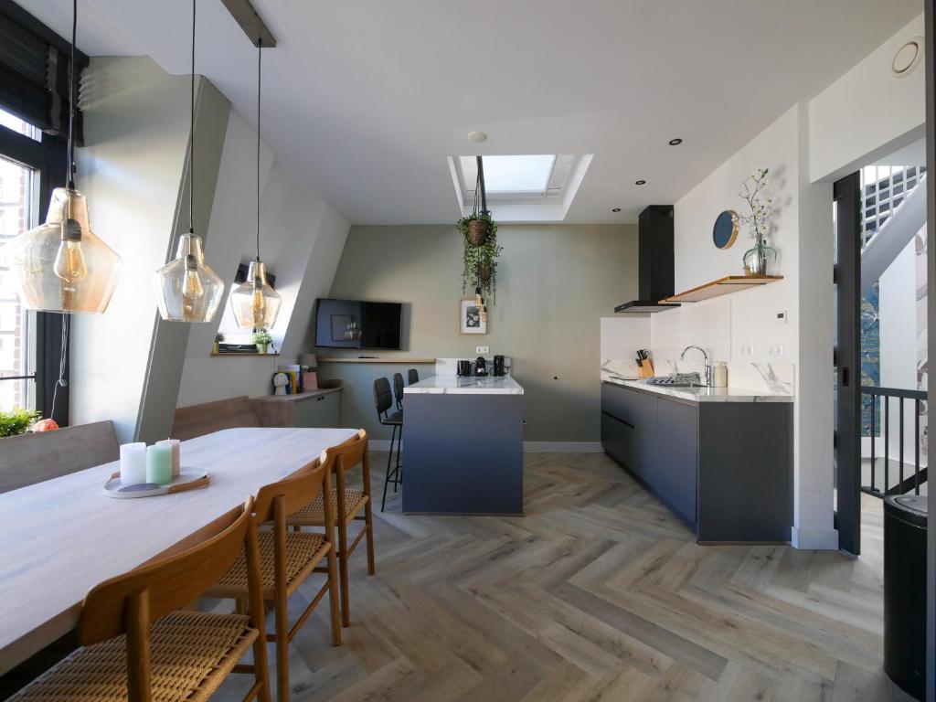 a kitchen and dining room with a table and chairs at Hosted by Wendy Prins Willem 3 in Scheveningen