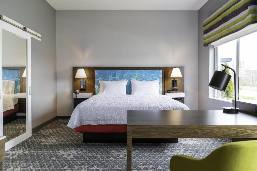 Hampton Inn & Suites Pittsburgh New Stanton PA - Suite Estudio Con Cama Extragrande - No Fumadores