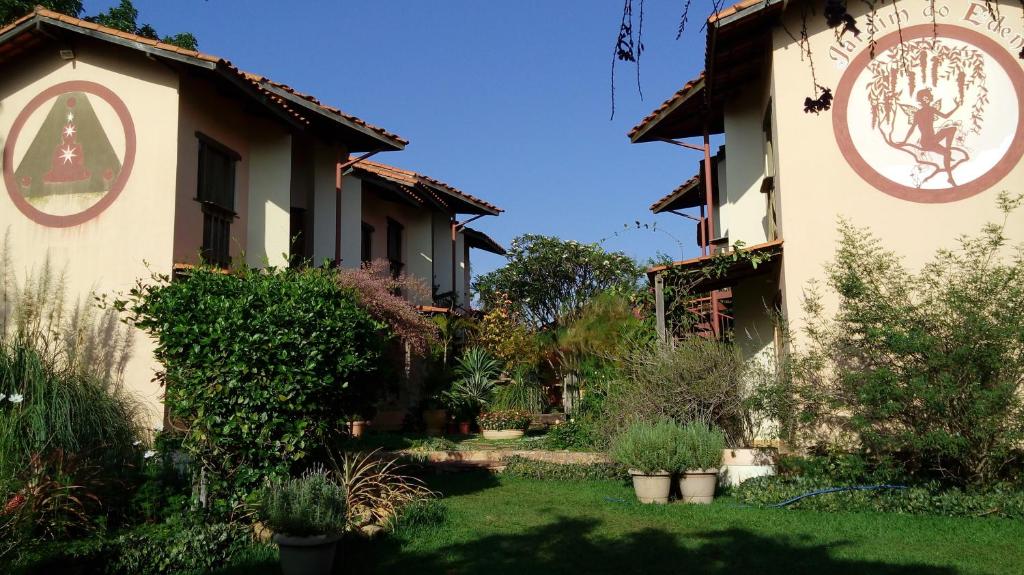 a building with a sign on the side of it at Eco Pousada Jardim do Eden in Alto Paraíso de Goiás