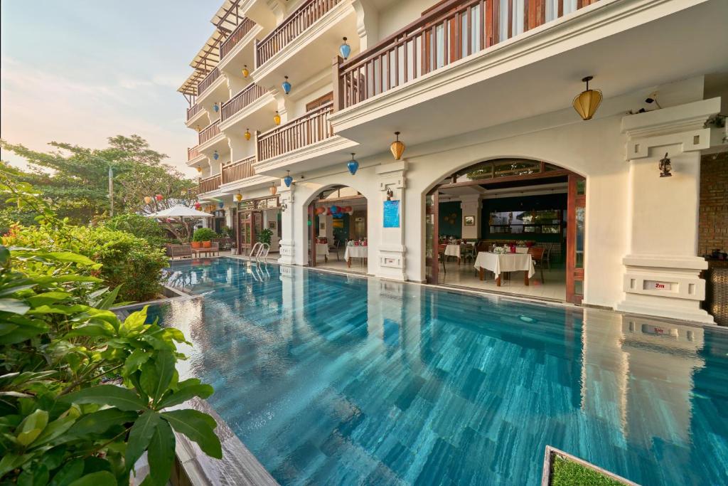 Hồ bơi ngoài trời tại Hoi An Odyssey Hotel & Spa là nơi lý tưởng để du khách thư giãn sau một ngày đi bộ và khám phá phố cổ Hội An.