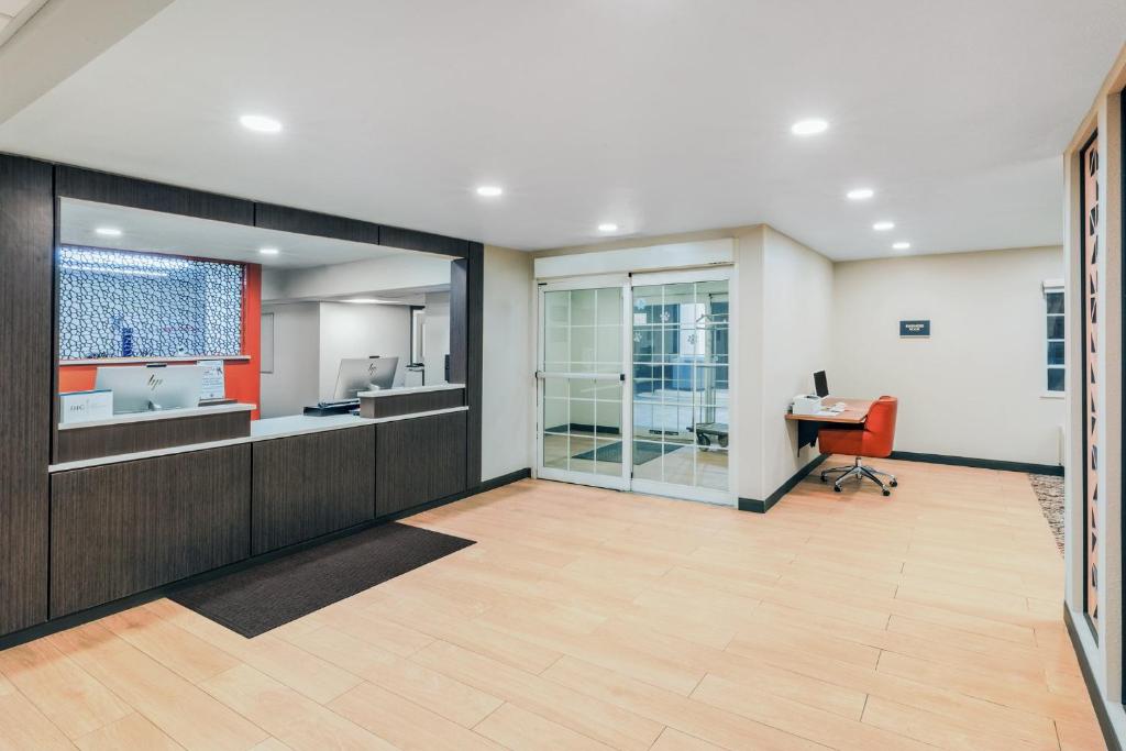 an empty office with a desk in a room at Candlewood Suites - Topeka West by IHG in Topeka