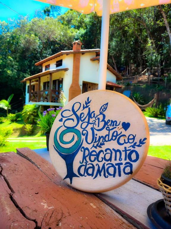 a sign that is sitting on top of a table at Chácara Recanto da Mata in Cunha