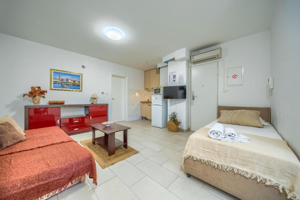 A comfortable apt w balcony 4 min walk to beach