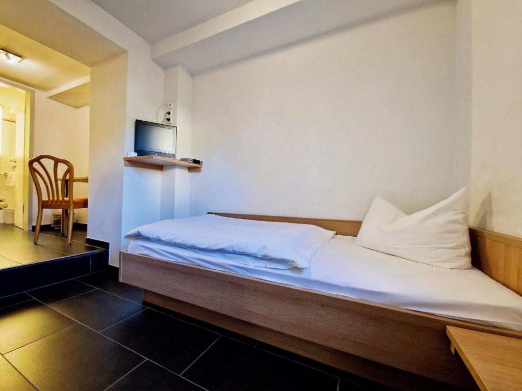 Blume Hausach I Hotel & Restaurant - Economy Einzelzimmer Souterrain Im Apartmenthaus