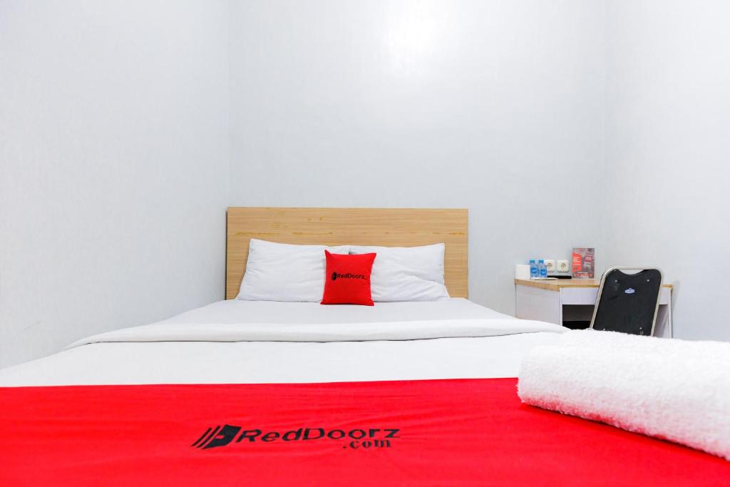 RedDoorz Plus near Malang Town Square - Double Room