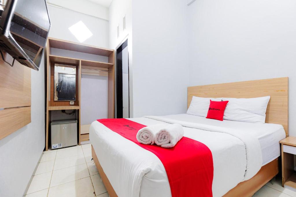 RedDoorz Plus near Malang Town Square