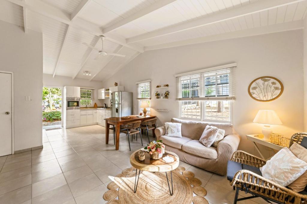 a living room with a couch and a table at Dushi Boho in Willemstad
