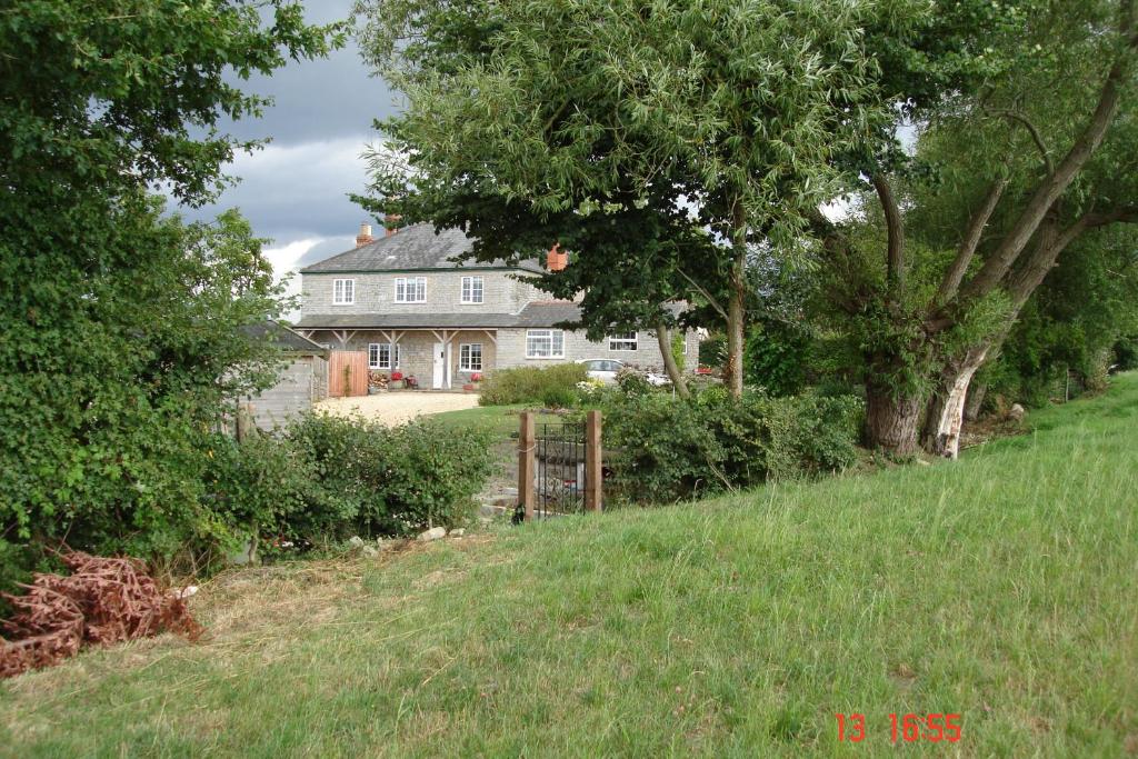 uma casa numa colina em frente a um quintal em Petercott em Shepton Mallet