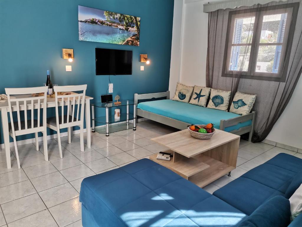 salon z kanapą i stołem w obiekcie Valentino's Apartment w mieście Panormos Kalymnos