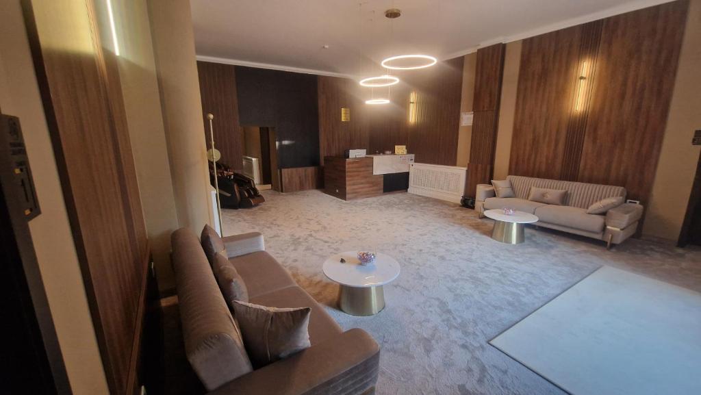 a living room with a couch and a table at Pensiunea Casa Mitus in Strehaia