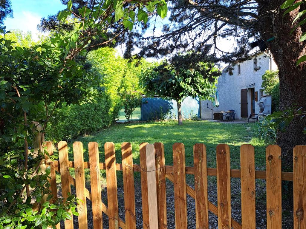 a wooden fence in front of a yard at L'oustalet du Luberon in Cadenet