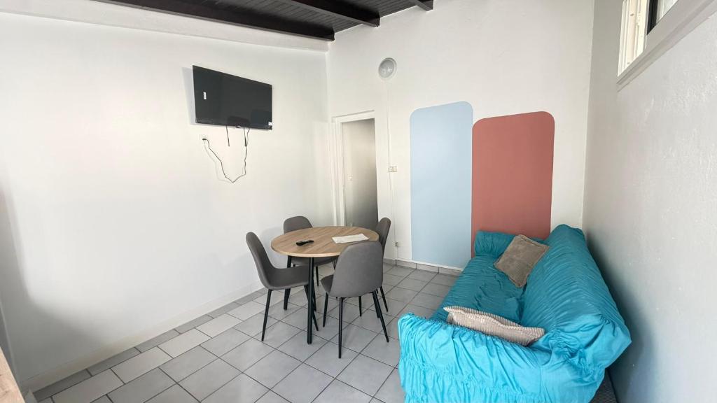 a living room with a couch and a table at Le lis de Udol in Pointe-à-Pitre