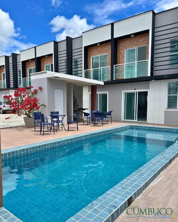 a swimming pool in front of a building at Diamante dos Ventos Duplex com Piscina Cumbuco in Caucaia