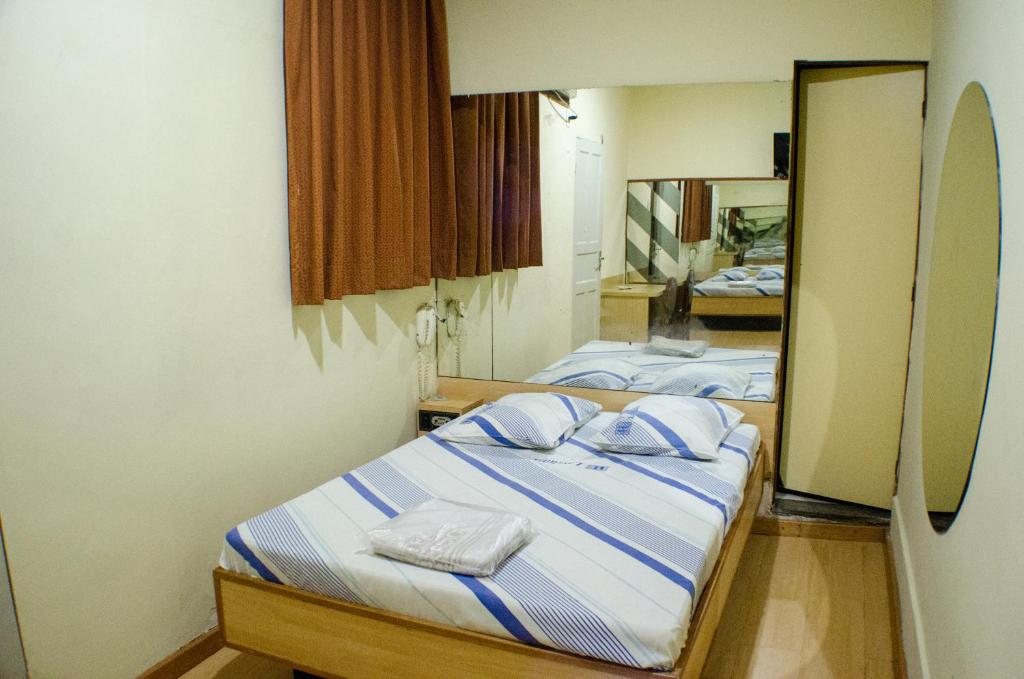 Kama o mga kama sa kuwarto sa Hotel Ordenes (Adult Only)