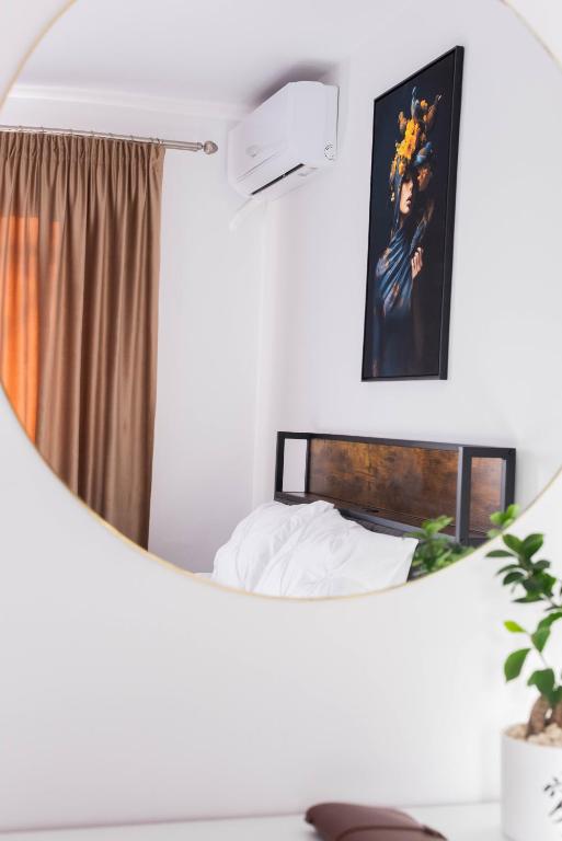 a bedroom with a bed and a mirror at Ghetto Experience - Self Check-In - Usa cu Cod in Vaslui