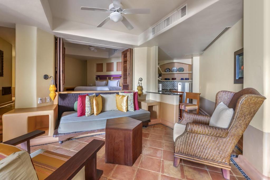 Hilton Grand Vacations Club Zihuatanejo - One-Bedroom King Suite With Balcony