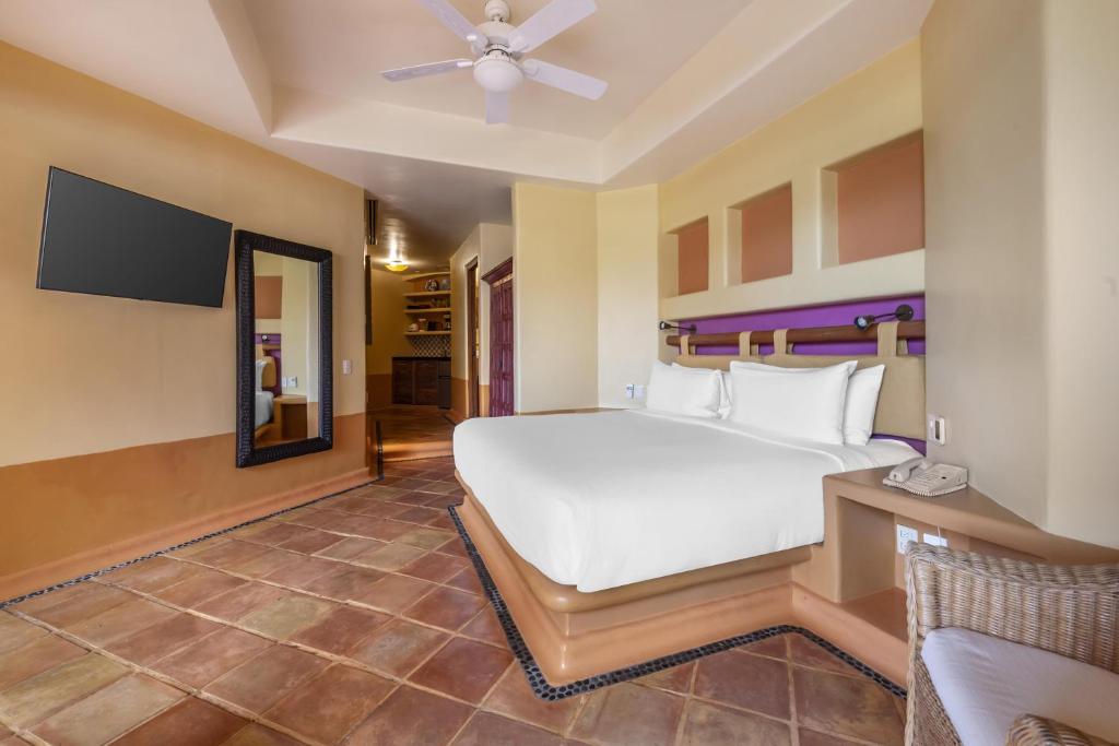 Hilton Grand Vacations Club Zihuatanejo - King Studio With Balcony