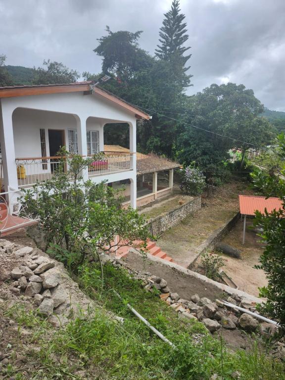 a white house with a bench in front of it at Casa de Coral in Santa Lucía