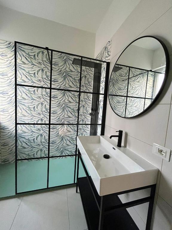 a bathroom with a sink and a mirror at Termoli in una stanza in Termoli