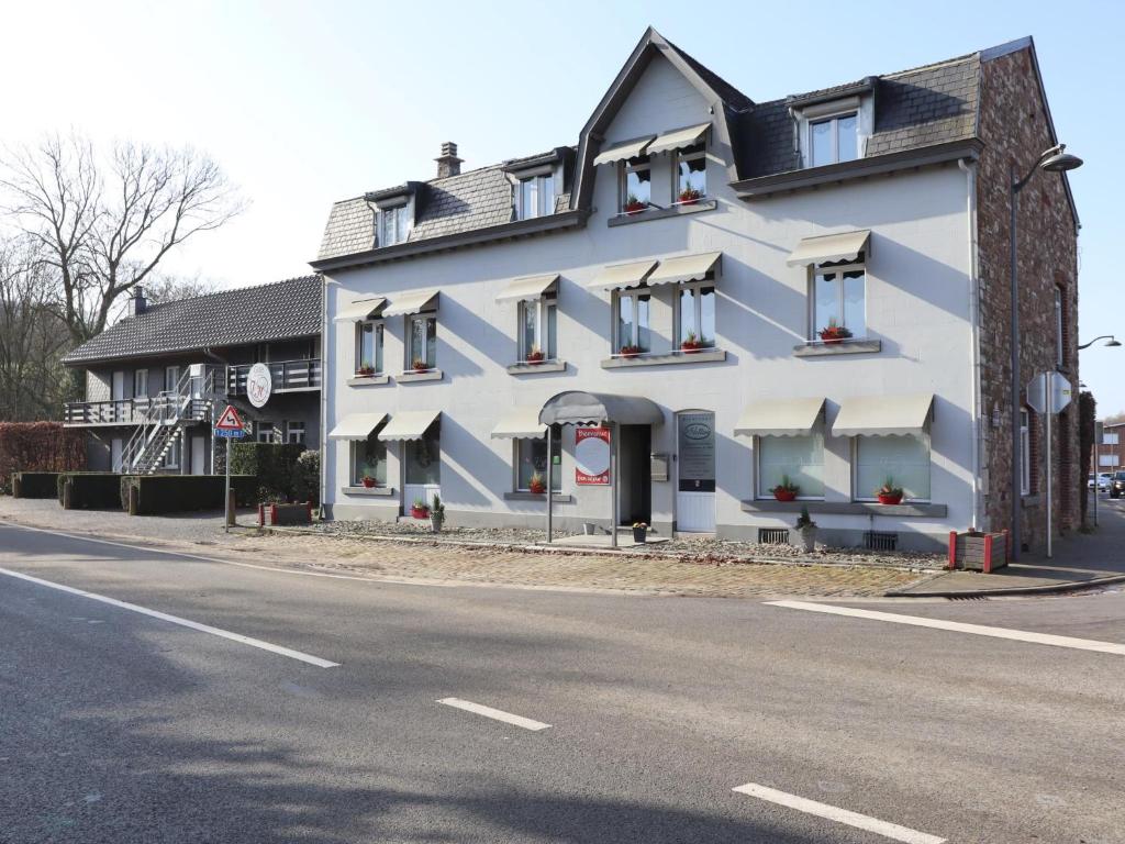 a white building on the side of a street at Le Petit Vallon in Polleur