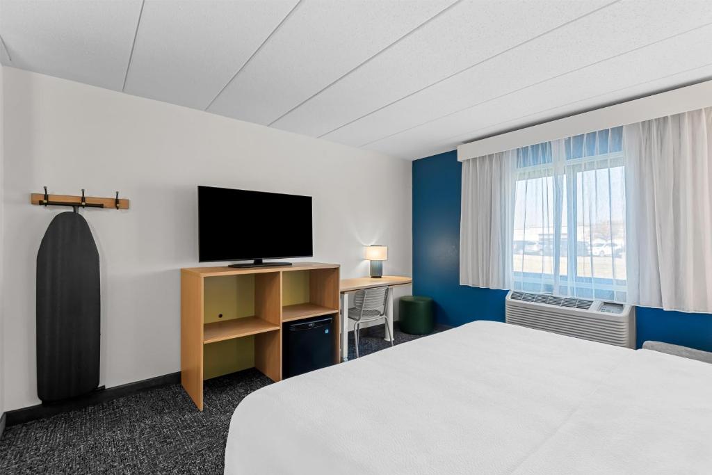 Spark by Hilton Cedar Falls - King Room With Roll-In Shower - Mobility Access