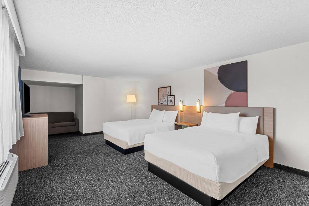 Spark by Hilton Cedar Falls - Quarto Queen Com 2 Camas Queen-Size E Sofá-Cama