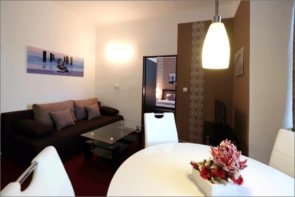 salon z kanapą i stołem w obiekcie Vila Marica w mieście Luhačovice