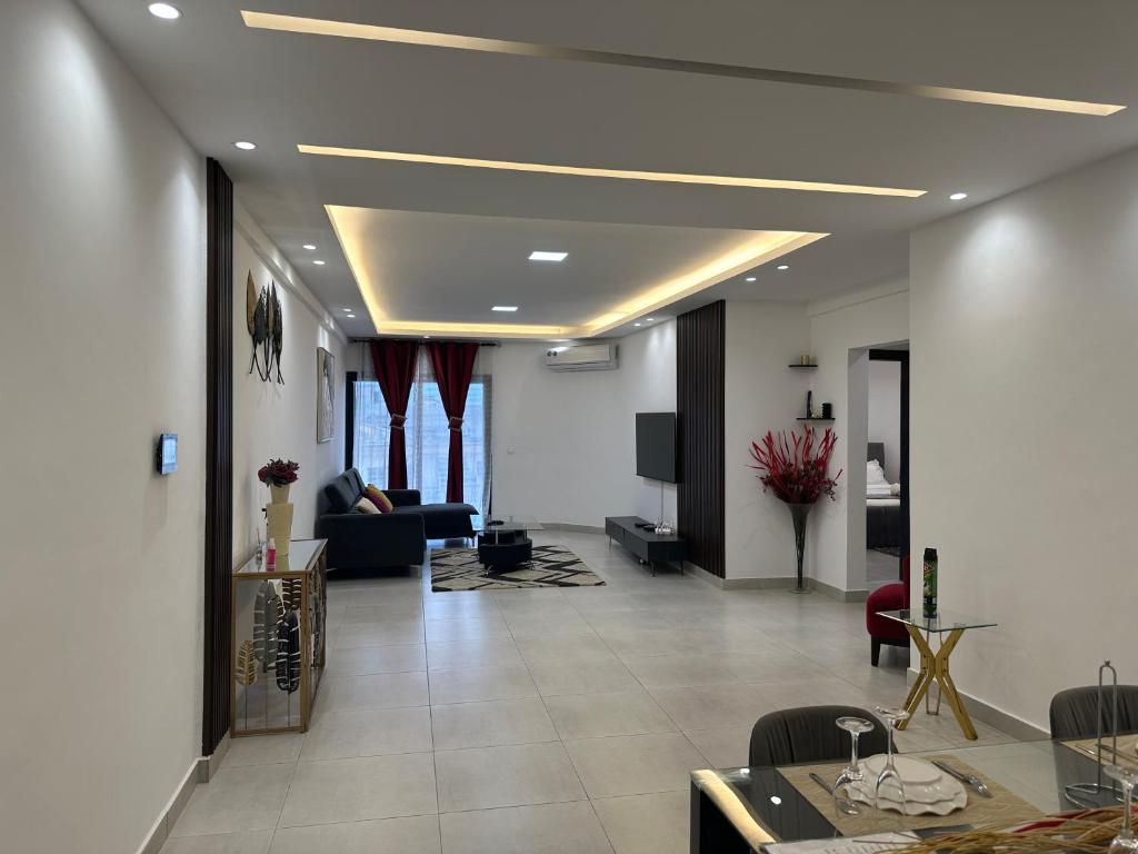 un soggiorno con un divano e un tavolo di Tranquilité et confort comme à la maison a Abidjan
