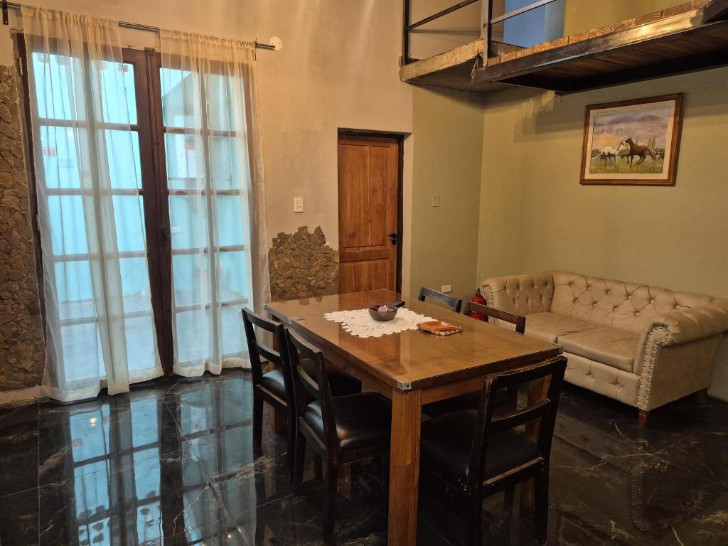 a living room with a table and a couch at Manipa Loft 2 in Cafayate