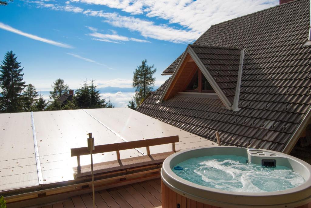 un bain à remous sur le toit d'une maison dans l'établissement Cottage House Jakob, à Cerklje na Gorenjskem