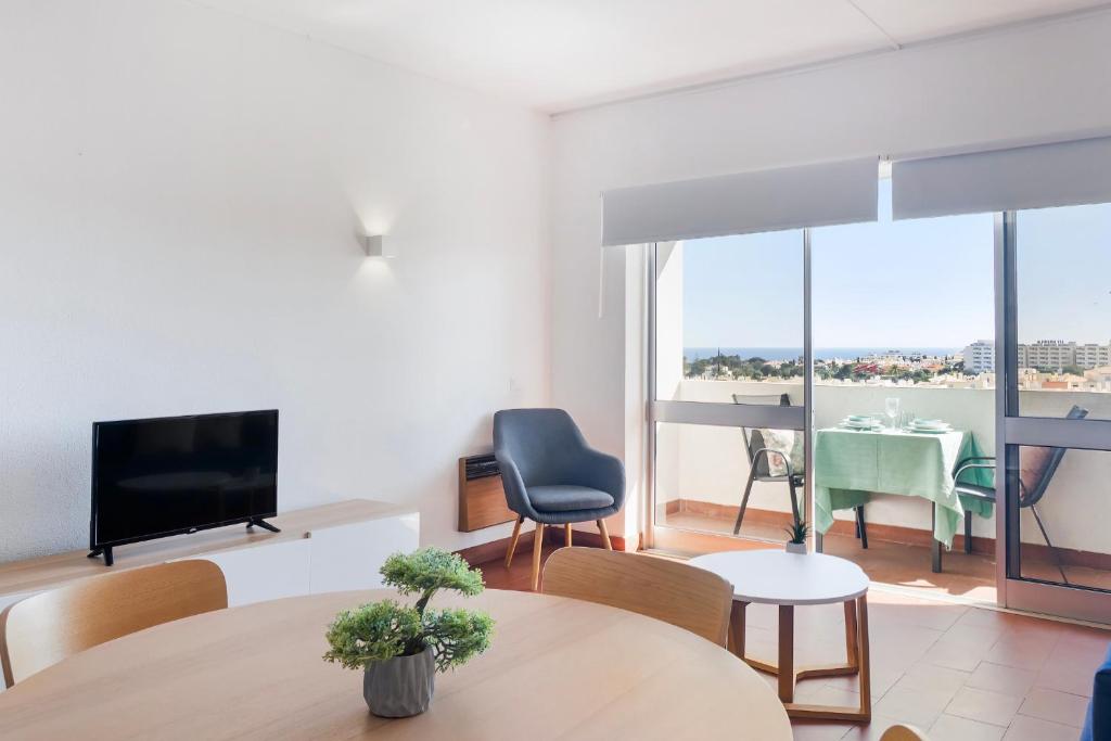 Central Sea view, with pool, AC and tennis court by Algarve Dream Holidays