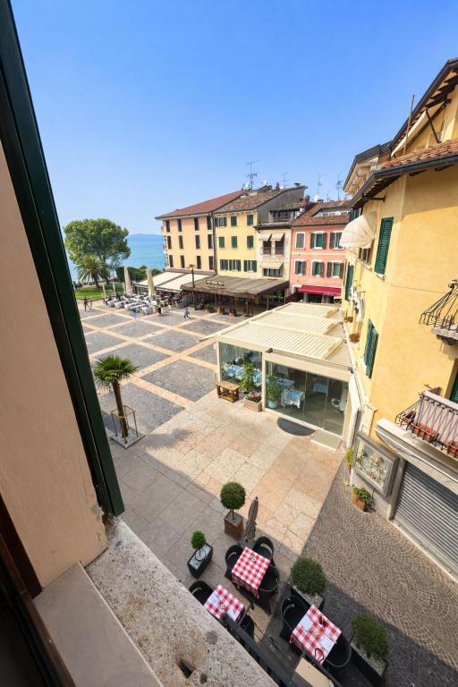 an overhead view of a courtyard with tables and chairs at Vinessa Rooms in Sirmione