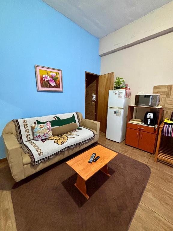 a living room with a couch and a coffee table at Mini loft moderno y equipado in Fernando de la Mora