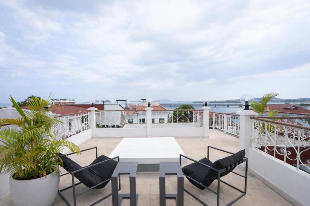 AmazINN Places Private Rooftop and Jacuzzi IX