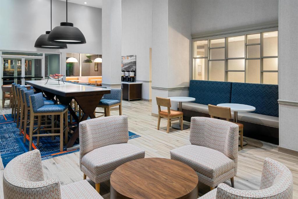 Hampton Inn & Suites Charlottesville at the University photo