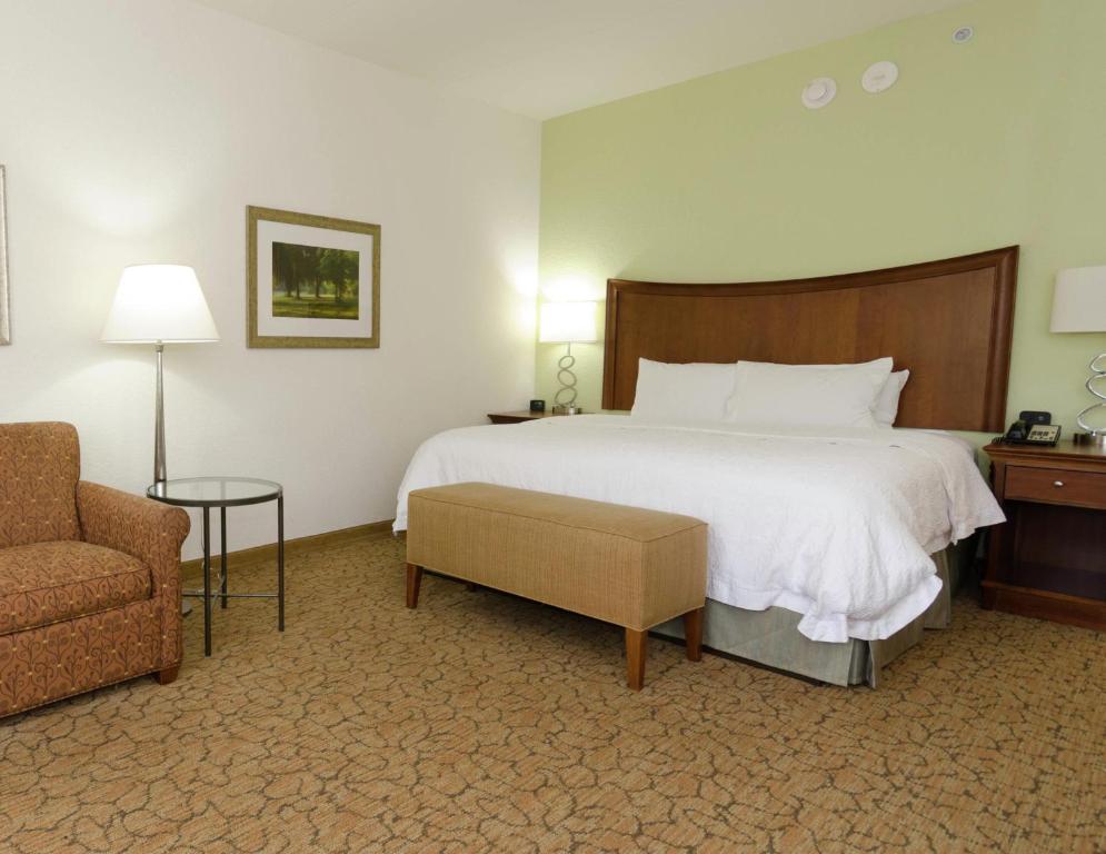 Hampton Inn Hickory - King Room With Sofa Bed And Study - Non-Smoking