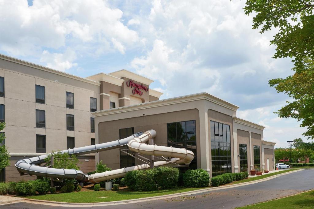a hotel building with a slide in front of it at Hampton Inn Bermuda Run / Advance in Bermuda Run