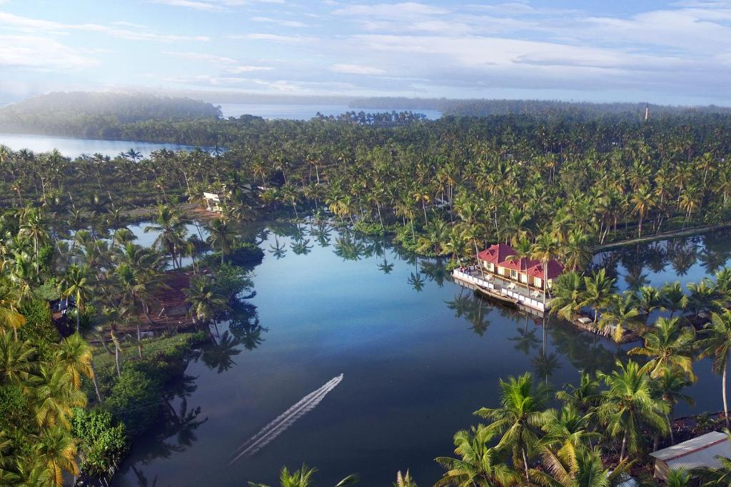 Munroe Island的住宿－芒羅島湖濱度假村，棕榈树河流的空中景观