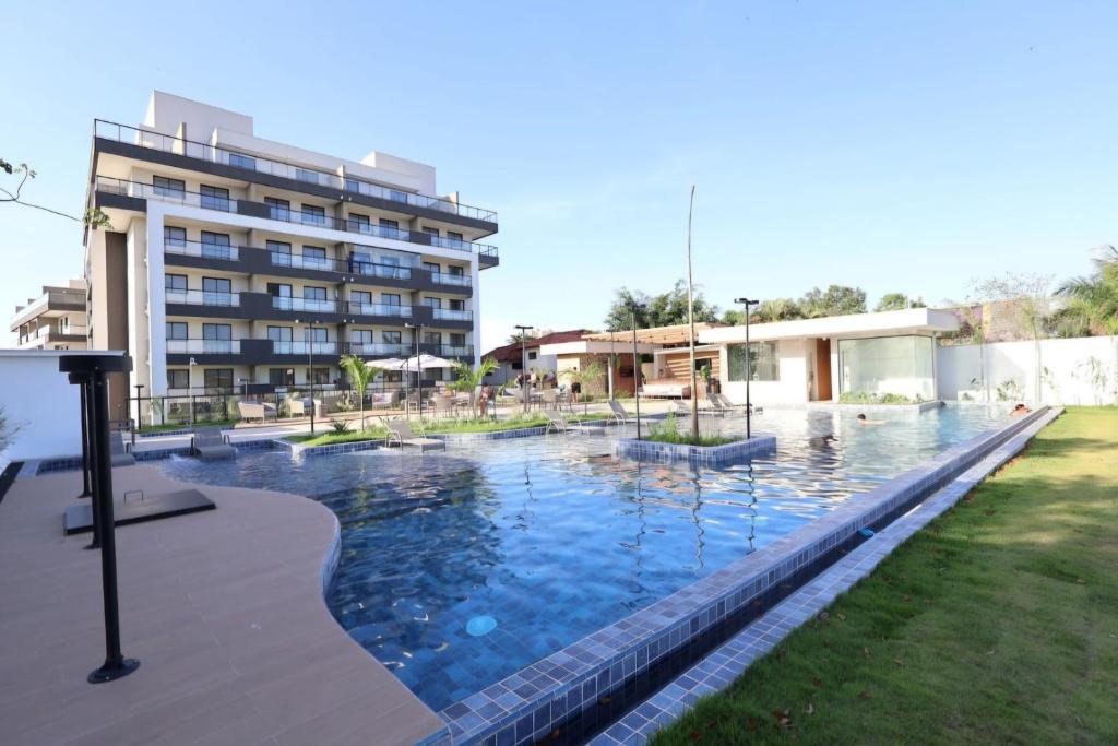 a large swimming pool in front of a building at Vista Espetacular e Estúdio Novo in Niterói