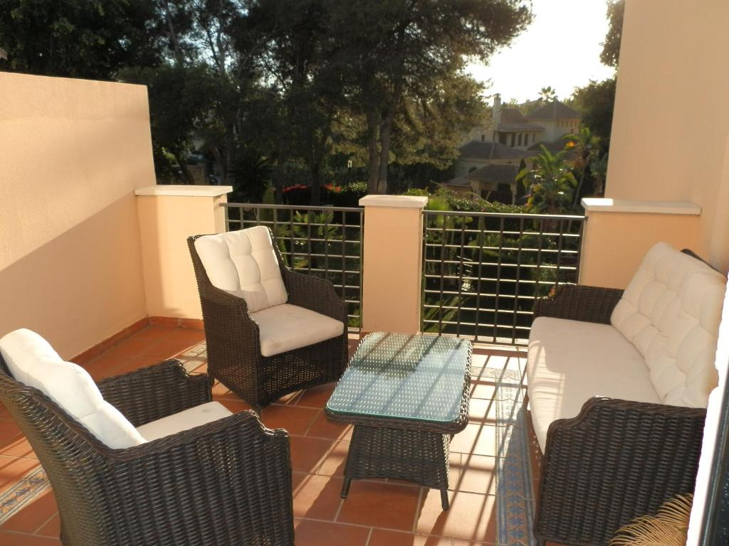 A seating area at Mimosas Suites Banús